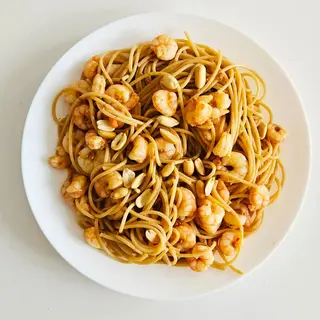 Tallarines fritos con salsa saté