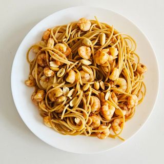 Tallarines fritos con salsa saté