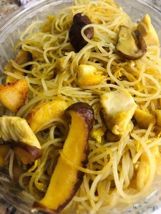 14.SPAGHETTI DI RISO CON POLLO, FUNGHI CINESE AL CURRY E UOVO