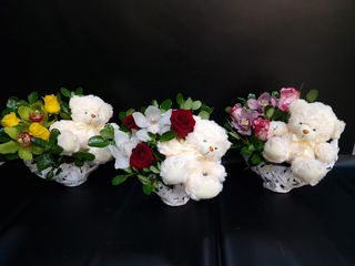Aranjament In Cos 3 Trandafiri Mix Cu Ursulet Plus