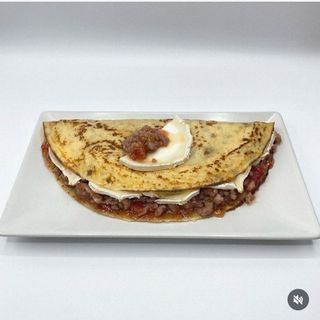 Crêpe Salado De Longaniza, confitura de tomate y queso de cabra 