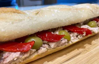 Entrepà de tonyina, olives i pebrot.Pa amb tomàquet