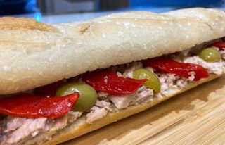 Entrepà de tonyina, olives i pebrot.Pa amb tomàquet