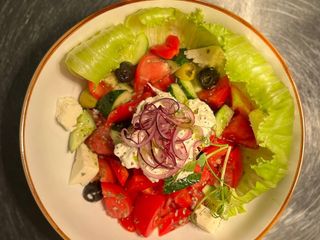 Греческий салат со страчателлой