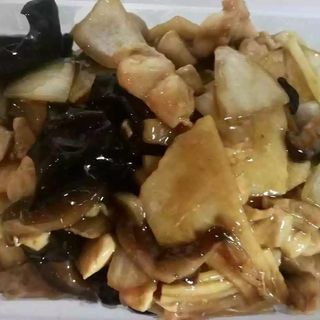 C8. Galinha com bambu e cogumelos chineses