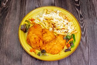 Snitel PANKO cu cartofi prajiti si branza rasa