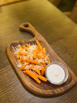 Батат фрі з Трюфельним соусом (200г)