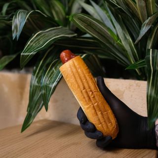 Хот-дог з сирною сосискою