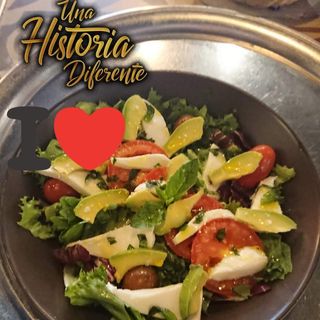 Ensalada de mozzarella, tomate, aguacate y pesto verde de albahaca 