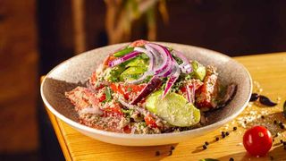 კიტრი პომიდვრის სალათი ნიგვზით