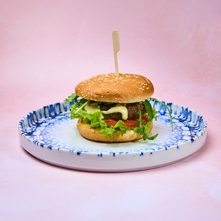 Falafel aioli burger V