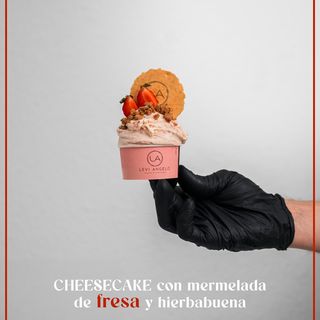 Gelato de cheesecake con mermelada de fresa y hierbabuena 