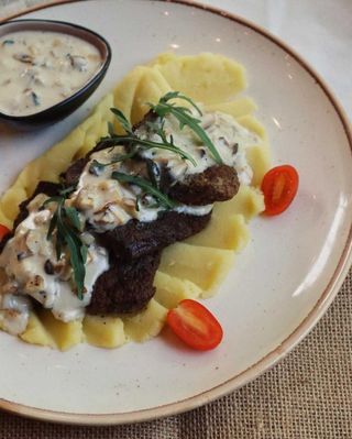 Медальоны с грибным соусом