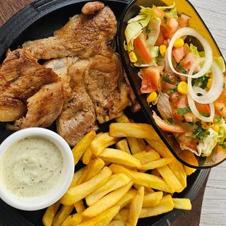 Cerdo plancha con patatas fritas