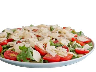 Insalata, pomodori, scaglie di grana, fettine di pera, noci