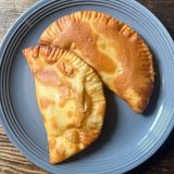 Чебурек зі свининою, сиром та томатами