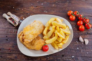 Șnițel de pui în pesmet panko cu cartofi pai