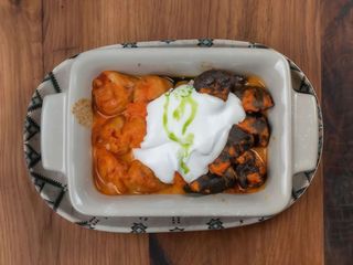 Традиційні голубці з ошийка порося у виноградному листі та у квашеній капусті зі сметаною (300г)