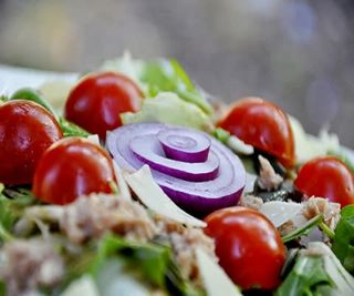 Салата Айсберг с рукола, риба тон и пармезан (400г)