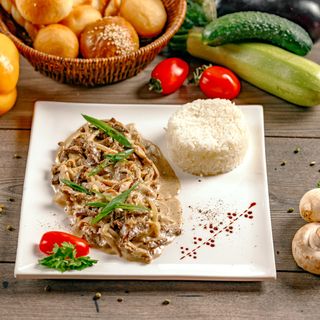 Бефстроганов с рисом