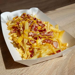 Картопля фрі з сиром та беконом