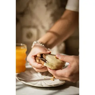 Alfajor De Nuez Y Chocolate Blanco Con Dulce De Leche