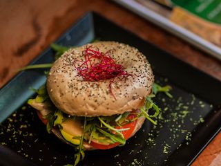 Bajgiel z kurczakiem i guacamole