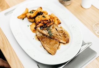 Teleće pečenje s pekarskim krumpirom