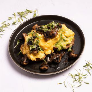 Tostada de Aguacate, Huevo Revuelto y Champiñones