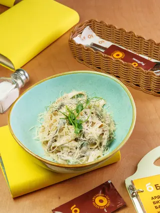 Фетучини с трюфельным соусом и грибным рагу (350г)