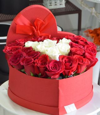 Cutie inima cu 25 trandafiri albi-rosii 