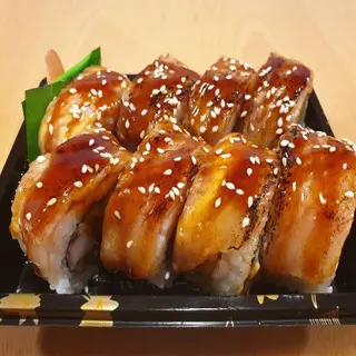 Uramaki tataki de toro con salsa 