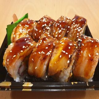 Uramaki tataki de toro con salsa 