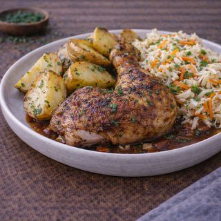 Pieczona ćwiartka kurczaka z frytkami i surówką