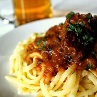 Makaron z gulaszem,surówka,zupa