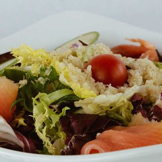 Ensalada de quinoa y salmón