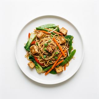 Tallarines fritos con verduras y tofu