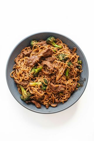 Nouilles À La Poitrine De Bœuf Épicé