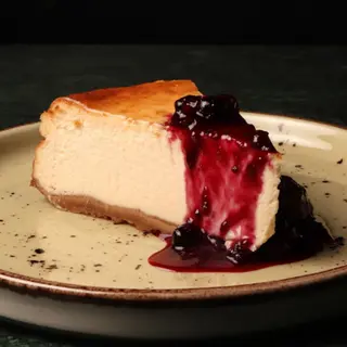 Tarta de queso cremosa con confitura de frutos rojos