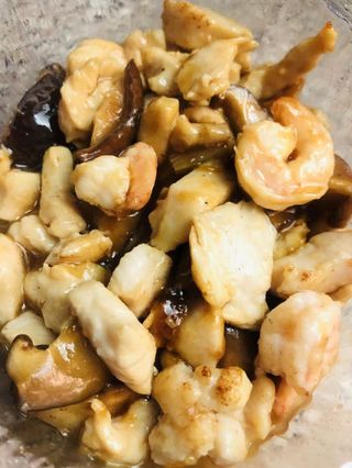 66.POLLO CON GAMBERI E FUNGHI CINESI