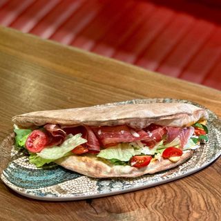 პროშუტო კრუდო სენდვიჩი