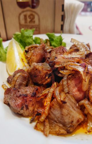 Свинско с лук (300г)