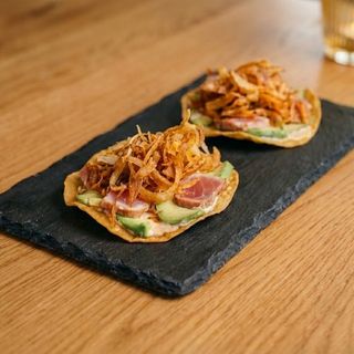 Tortitas con tataki de atún sobre aguacate y mahonesa de wasabi