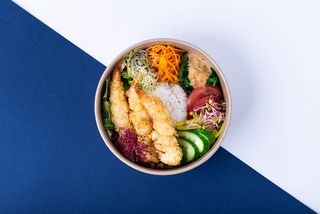 Poke bowl z krewetkami i ryżem