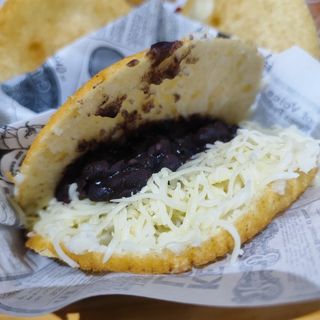 Arepa De Caraotas Y Queso Amarillo