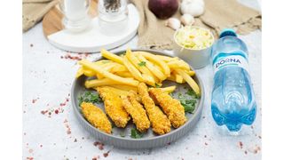Crochete de pui cu fulgi si parmezan,cartofi prajiti,salata de varza alba,apa plata