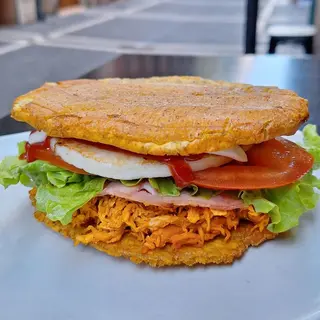 Patacón de pollo
