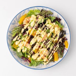 Салат с креветками и манговым соусом