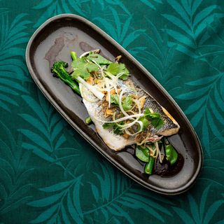 Pescado al vapor acompañado de arroz 