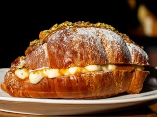 Круасан з заварним кремом і солоною карамеллю